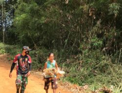 Kebahagiaan Nenek Sina Ditemani Jalan Kaki Bersama Satgas TMMD 110/ Kodim 1201