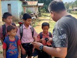 Anggota Satgas TMMD 110/ Kodim 1201 Berikan Imbauan Prokes ke Anak-anak