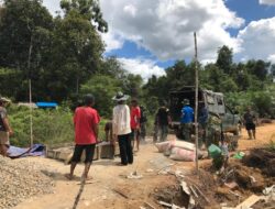 Teriknya Matahari Tak Surutkan Semangat Anggota Satgas TMMD 110/ Kodim 1201