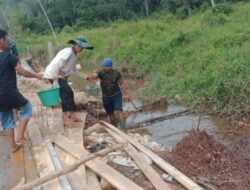 Cuaca Cerah, Anggota Satgas TMMD 110 Kebut Pengerjaan Jembatan