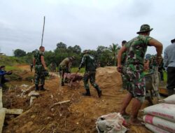 Satgas TMMD 110/ Kodim 1201 Bergotong Royong Beton Jembatan