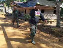 Satgas TMMD 110/ Kodim 1201 Bersama Warga Gotong Royong Angkut Kayu