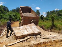 Material Pembangunan Jembatan Terus Didrop ke Lokasi TMMD 110/ Kodim 1201