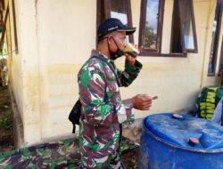 Saat Istirahat Anggota Satgas TMMD 110/ Kodim 1201 Ditemani Secangkir Kopi