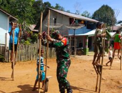 Lettu Ari Temani Anak-anak di Lokasi TMMD 110/ Kodim 1201 Bermain Enggrang
