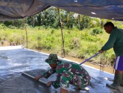 Anggota Satgas TMMD 110/ Kodim 1201 Rapikan Cor-an Jembatan Beton