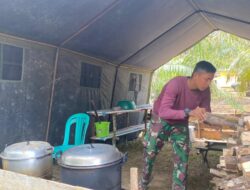 Usai Hidangkan Sarapan, Satgas TMMD 110/ Kodim 1201 Siapkan Makan Siang