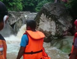 Dilaporkan Hanyut, Tim SAR Gabungan Lakukan Pencarian Terhadap Tiga Mahasiswa di Air Terjun Lubuk Hitam Bungus