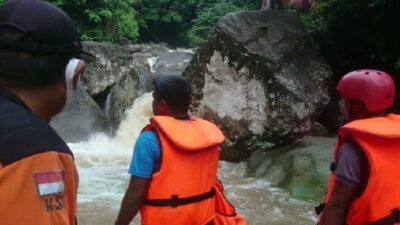 Dilaporkan Hanyut, Tim SAR Gabungan Lakukan Pencarian Terhadap Tiga Mahasiswa di Air Terjun Lubuk Hitam Bungus