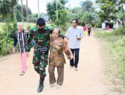 Selesai Ibadah, Anggota Satgas TMMD 110/ Kodim 1201 Tuntun Lansia Stroke Pulang