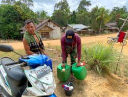 Satgas TMMD 110/ Kodim 1201 Bantu Warga Keronang Ambil Air Bersih