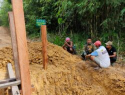 Serda Welly Bertukar Cerita dengan Masyarakat di Lokasi TMMD 110/ Kodim 1201