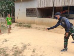 Anggota Satgas TMMD 110/ Kodim 1201 Isi Waktu Luang Bersama Anak-anak dengan Bermain Kelereng