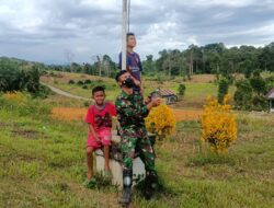Waktu Senggang, Anggota Satgas TMMD 110/ Kodim 1201 Bermain Bersama Anak-anak