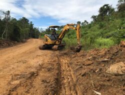 Awetkan Jalan, Satgas TMMD 110/ Kodim 1201 Gali Parit Gunakan Alat Berat