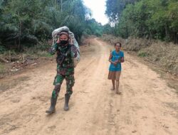 Pulang Bersama, Anggota Satgas TMMD 110/ Kodim 1201 Bantu Nenek Meri Bawa Padi