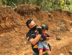 Satgas TMMD 110/ Kodim 1201 Jalin Kedekatan dengan Anak-anak Desa Tolok