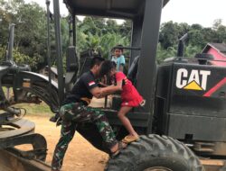 Satgas TMMD 110/ Kodim 1201 Ajak Anak-anak Naik Greder