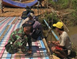 Anggota Satgas TMMD 110/ Kodim 1201 Bersama Warga Kebut Pembuatan Jembatan