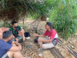 Anggota Satgas TMMD 110 dan Warga Saling Bercengkrama di Bawah Pondok Daun