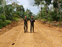 Agar Tak Mudah Lelah, Anggota Satgas TMMD 110/ Kodim 1201 Lakukan Olahraga Sore