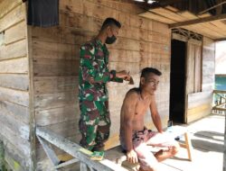 Anggota Satgas TMMD 110/ Kodim 1201 Bantu Warga Cukur Rambut