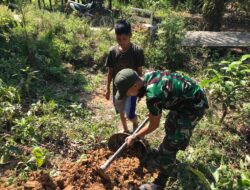 Anggota Satgas TMMD 110/ Kodim 1201 Bantu Warga Ambil Tanah