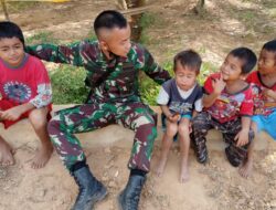 Tanamkan Cinta Tanah Air Sejak Dini, Satgas TMMD 110/ Kodim 1201 Ceritakan Perjuangan Raih Kemerdekaan