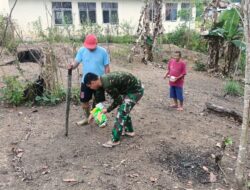 Anggota Satgas TMMD 110/ Kodim 1201 Bantu Warga Tanam Jagung