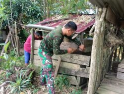 Komsos dengan Warga, Anggota Satgas TMMD 110/ Kodim 1201 Bantu Perbaiki Kandang Ayam