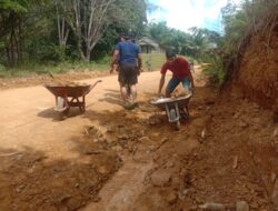 Warga Tolok Ambil Batu Sisa Timbunan Jalan TMMD 110/ Kodim 1201