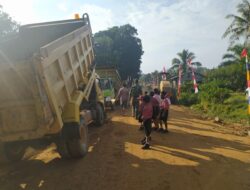 Pelajar SD Antusias Lihat Alat Berat Satgas TMMD 110/ Kodim 1201