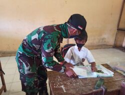 Satgas TMMD 110/ Kodim 1201 Bantu Ajari Anak Sekolah Dasar di Desa Tolok Membaca dan Menulis