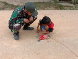 Anggota Satgas TMMD 110/ Kodim 1201 Ajak Anak Desa Tolok Bermain Mobil-mobilan Tradisional