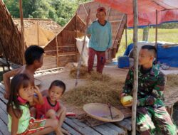 Anggota Satgas TMMD 110/ Kodim 1201 Bersantai Sambil Berbincang Dengan Warga di Sore Hari