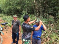 Satgas TMMD 110/ Kodim 1201 Berikan Topi Rimba Sebagai Kenang-Kenangan