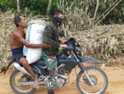 Satgas TMMD 110/ Kodim 1201 Bantu Kakek Sukar Bawa Padi