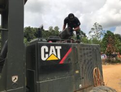 Satgas TMMD 110/ Kodim 1201 Isi Bahan Bakar Grader