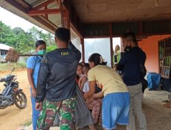 Anggota Satgas TMMD 110/ Kodim 1201 Lakukan Pendampingan Posyandu Balita Desa Tolok