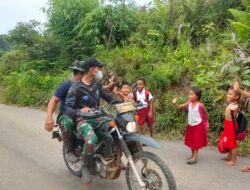 Anggota Satgas TMMD 110/ Kodim 1201 Senyum Sapa Kepada Anak-anak Desa Tolok
