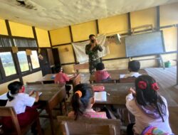 Satgas TMMD 110/ Kodim 1201 Edukasi Pelajar SDN 10 Tolok Pakai Masker yang Benar