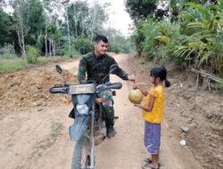 Terimakasih ke Satgas TMMD 110/ Kodim 1201, Anak Desa Tolok Berikan Buah Kelapa