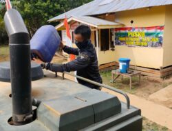 Anggota Satgas TMMD 110/ Kodim 1201 Pastikan Bahan Bakar Alat Berat Terisi Sebelum Operasi