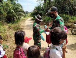 Satgas TMMD 110/ Kodim 1201 Bagikan Masker ke Anak-anak Desa Tolok