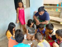 Satgas TMMD 110/ Kodim 1201 Awasi Anak-anak Dusun Bonsor Bermain