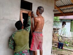 Peduli Sesama, Anggota Satgas TMMD 110/ Kodim 1201 Bantu Warga Perbaiki Rumah