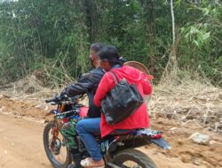 Selesai Posyandu, Anggota Satgas TMMD 110/ Kodim 1210 Beri Tumpangan Rapus