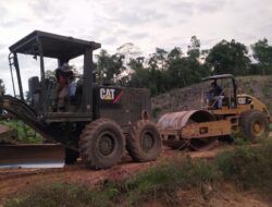 Percepat Pembangunan, Satgas TMMD 110/ Kodim 1201 Kerahkan Dua Alat Berat Sekaligus