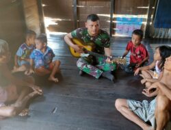 Anggota Satgas TMMD 110/ Kodim 1201 Pikat Hati Warga Desa Tolok dengan Musik