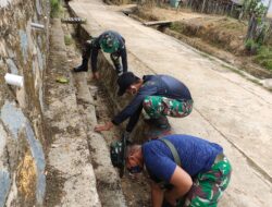 Kesadaran Sendiri, Anggota Satgas TMMD 110/ Kodim 1201 Bersihkan Saluran Pembuangan Air Warga